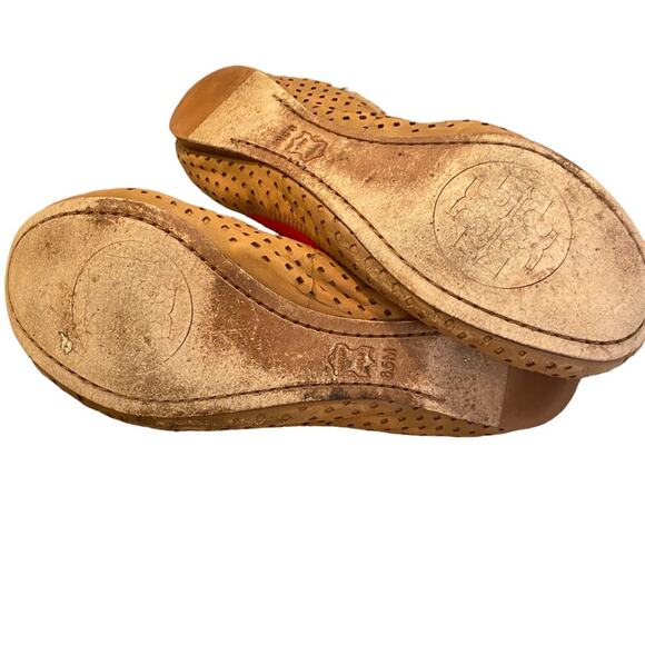 Tory Burch Size 6.5 Caroline tan flats with red elastic trim and golden logo - Picture 4 of 16